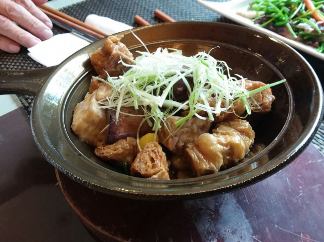 •塔香芋頭茄腸煲 NT$270 800047856
