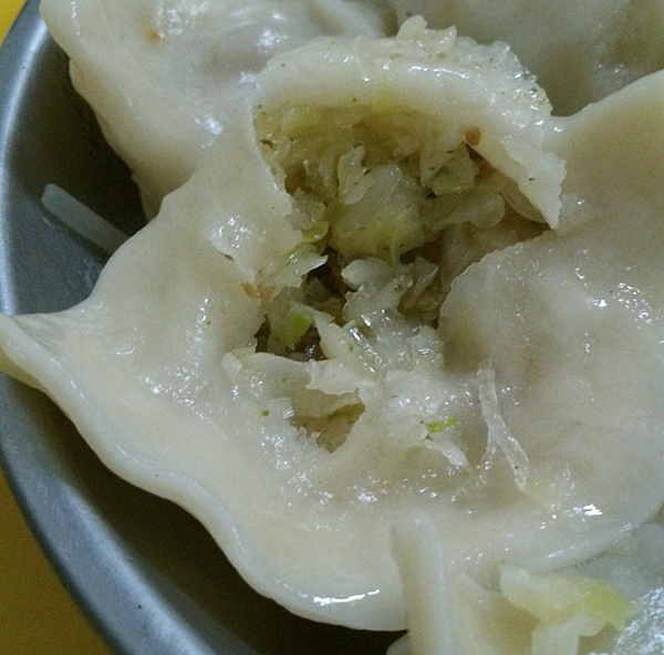 水餃內餡是高麗菜和粉絲,很清爽的感覺,水餃皮的麵粉味也很香喔! 800042890