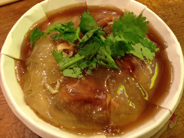 招牌紅糟素肉圓,三個人分食剛剛好,這樣才能在這老街裡,吃遍天下~~
素的吃起來比較不油膩耶~~
裡面包了素車輪捲&筍乾~~簡簡單單!! 800012531