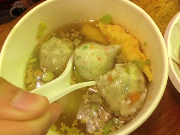 我們又合點綜合丸湯,個人比較喜歡圓形那一種,本來還在門口疑惑綜合丸湯和什錦丸湯的差別,友人說什錦丸就是丸子本身是綜合的,綜合丸湯代表的則是有店家所有的丸子~理論上是這樣!有沒有越講越霧煞煞呢? 800012532