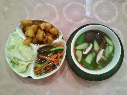 套餐:三菜一湯白飯免費(份量相當多 且好吃美味) 800002680