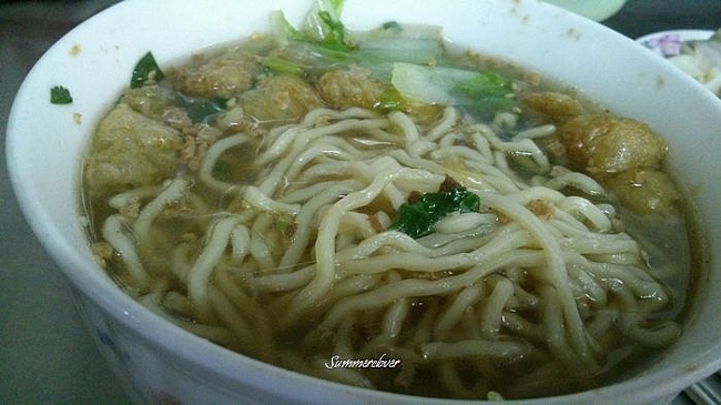 撥開滿滿的菜和料,煮得恰到好的麵條,口感Q而清爽感,坐我旁邊的孩子捨棄吃蛋糕,讓阿嬤多叫一碗,全吃光光,惹得阿嬤碎碎念幹嘛要買蛋糕。 800040467