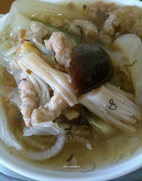 羹湯-3
因為太好吃了,忍不住打包回家研究
這是撈出來的料,真的很欣賞店家的用心
是素食攤中少見的,能夠顯現蔬菜原味的烹調風格
很真的滋味!!
大推薦! 800040755