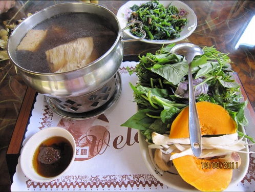藥膳火鍋湯頭很棒! 右上角是炒時蔬(數種蔬菜)味道也很棒~ 800005263