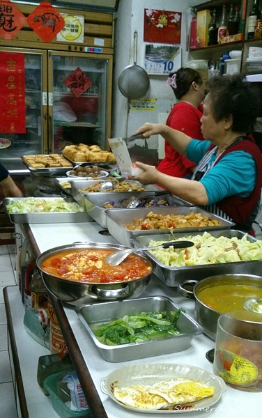 老闆娘阿姨!菜還沒全上,我就來拍,
因為過11:30就大家擠來擠去,
過12點就得要快搶位/快吃/快閃,
不好影響店家做生意! 800042359