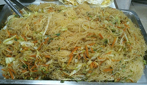 超人氣炒米粉,好多人買,有分30/50一份的,
吃飯時間到老闆娘阿姨就迅速夾掉半盤哩!
看起來沒特別?自己吃才知道啦! 800042363
