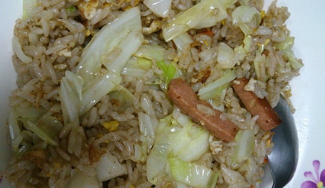 第一次去,點了炒飯,但是送來炒麵,服務者"認為"我點了炒麵,是我說錯....後來我說不然給我,又送回廚房炒飯給我,態度很好,只是手指向我點錯,不太愉快~為了吃這家炒飯,冒著車多的危險騎腳踏車來~ 800044263