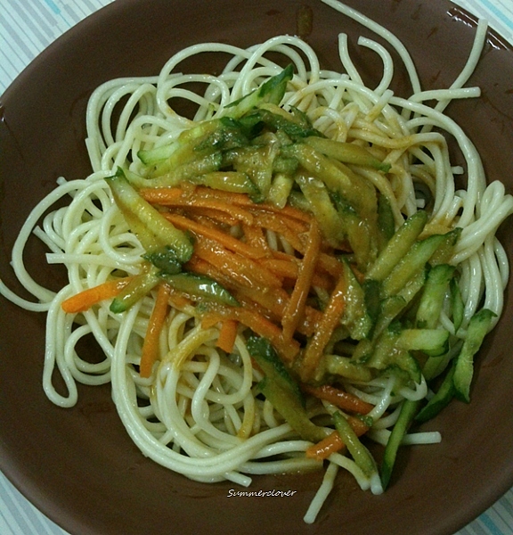 涼麵35元,2016年冬天來,看到客人點涼麵~冬天竟然還賣涼麵,吃了可以理解,冬天時有人選涼麵的感受,習慣味蕾很清楚感受的人,應該會喜歡,比便利商店的調味高級! 800042709