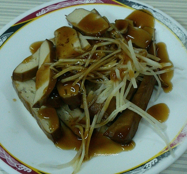 小豆干一份15元,可惜醬油給得太慷慨,吃不太出店家的滷功 800042712