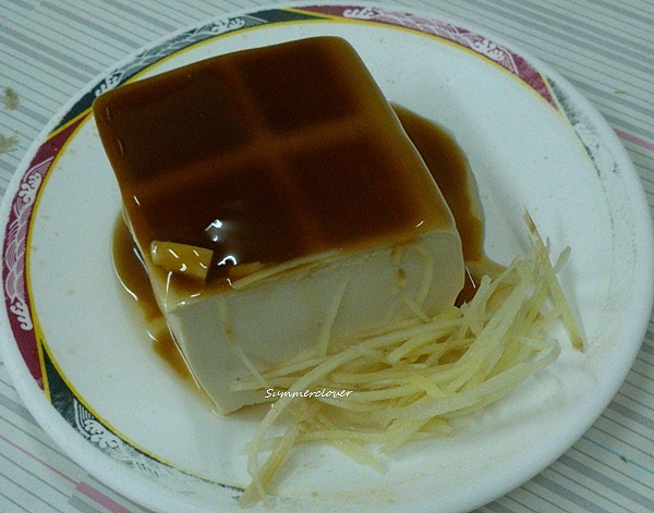 滷豆腐15元,味道都以醬油為主,顏色偏白,吃完醬油還很多,
點這道的素友,可以思考一下需要這麼多醬油嗎,因為剩下的醬油覺得浪費了
800042716