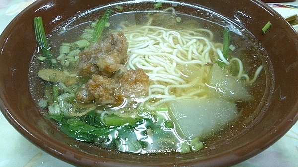 招牌麵,特色覺得不明顯,吃了3次,為了確認問了店家,就是有3個排骨酥,及帶有冬瓜味湯頭。湯頗好喝,但是排骨酥"很模糊"~有時很小塊,真的吃不出啥,冬瓜湯很清爽就是。 800043195