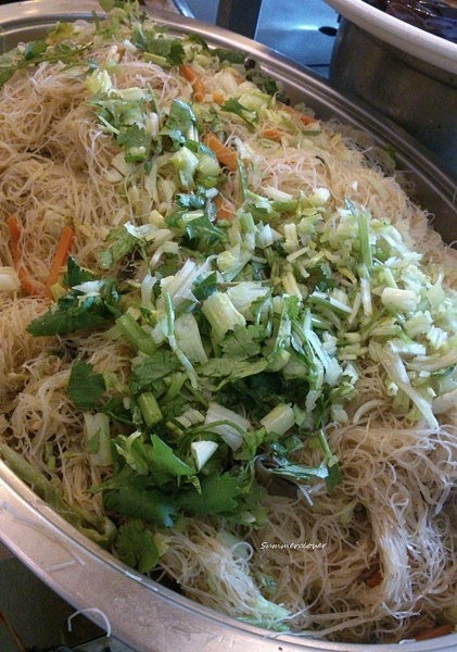 樸素而深具烹飪功力的炒米粉,如來吃貨們必點,這次我和同桌一位老大姊,對彼此交換"看來你也懂"的微笑!我的必打包項目! 800042915