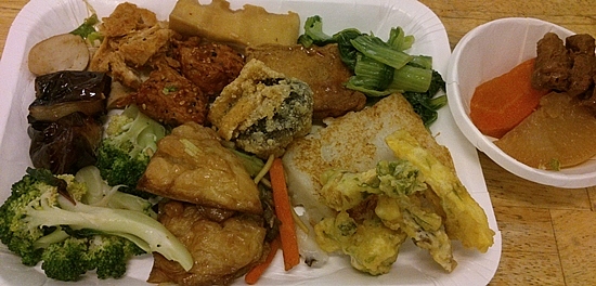 這次點的,連飯麵都不用就吃撐了!
蘿蔔糕,鈣質豐富不苦澀的芥菜,很大塊卻很好咬的筍子,甜酸調味的素肉,炸薯條,蔬菜甜味令人驚喜的烤麩...如果吃得下,我還有想吃的咧!所以~不囉嗦再打包啦!! 800042920