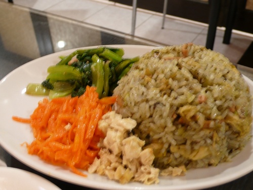 佛光山蘭陽別院地下一樓的滴水坊香椿炒飯,很大盤喔~ 800007650