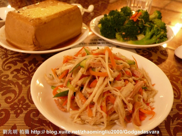 這是涼拌小菜,有滷豆腐、燙花椰菜、涼拌金針菇: 800012719