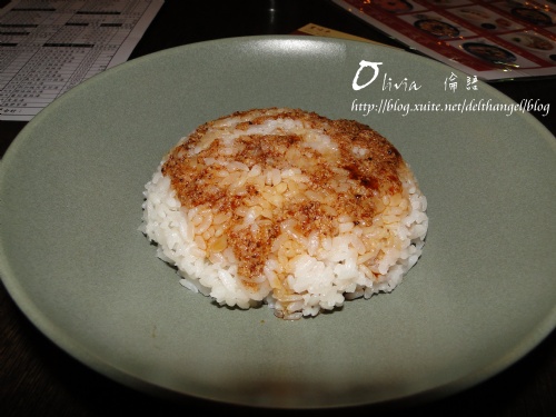 大大盤子裝的豬油拌飯一端上桌就能聞到非常香的味道,帶著麻油和醬香味搭著顆顆飽滿Q彈的益全香米,吃一口我就喜歡上這個滋味了,本來以為上頭淋著油吃起來會有油膩感,沒想到這『素豬油』拌著飯吃不僅沒有油膩感, 800002536