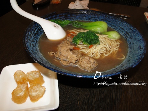 新加坡肉骨茶麵湯頭帶一點藥膳味,喝起來有肉骨茶的香味和枸杞的甜味,雖然湯頭有點甜不過是因為枸杞子的自然甜味進到湯中,所以喝多了也不會有口渴的感覺,這碗麵的枸杞子每顆都很大一個,老闆說熬這湯用的枸杞子都 800002538