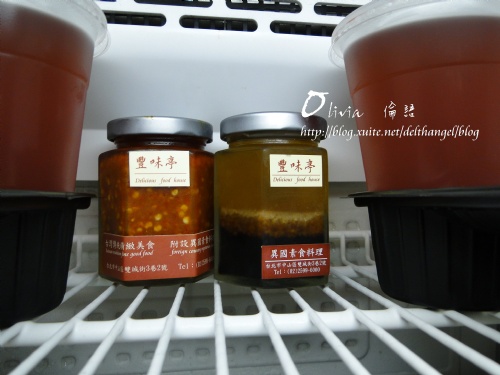 冰箱裡還有洛神花草茶以及拌醬和辣醬,都是店家自製的哦! 800002541