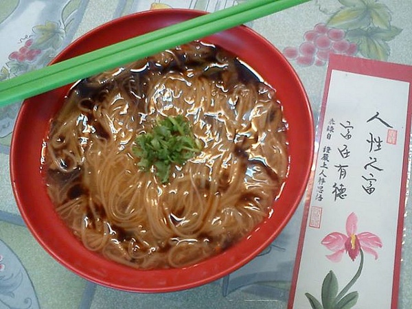 早午餐來上一碗熱騰騰的香菇麵線也很讚喔~!!
淋上烏醋再加點香菜好吃一級棒 \(^∀^)/ 800015046