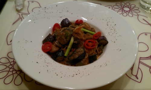 忘了名稱(特別的是用茄子與番茄做的帶有辣味麵食料理) 800007174