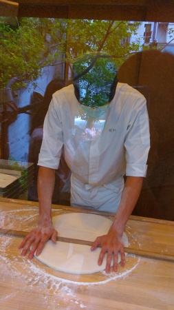 候位時,有透明櫥窗可以看見師傅細心的製作烏龍麵條 800021013