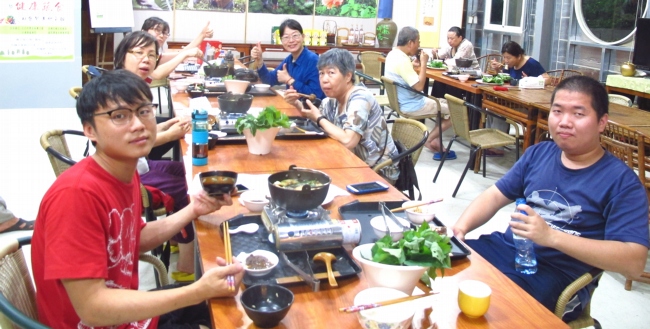 面對現今食物口味多變與改造,讓我們忘記原本在自然環境栽種下的野蔬原味,也忽略過多調味料和加工食品對身體的負擔。
忘憂湖庭園採用有機健康養生食材,感恩店家用心照顧每個來享用的客人的健康~~ 800053312