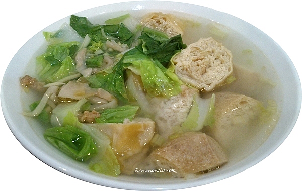 1.油豆腐湯,對我來說頗大碗,以為看起來很"大腸"的油豆腐應該粗粗的,結果很嫩! 800042664