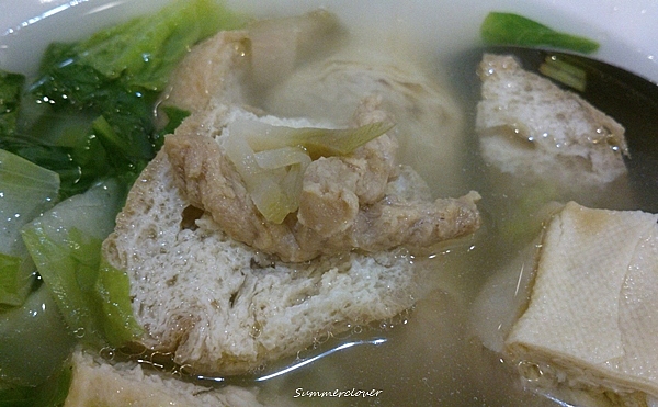 2.油豆腐湯裡,有榨菜和芹菜末的鹹與香,非常清爽有滋味,奮力給他完食,代表我對店家的認同! 800042665
