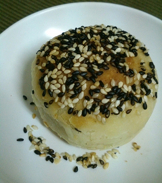 8.椒鹽芝麻酥餅30元,雖然外帶放冷了,椒鹽味感覺比較少,但是餅皮酥和芝麻香很夠喔! 800042670